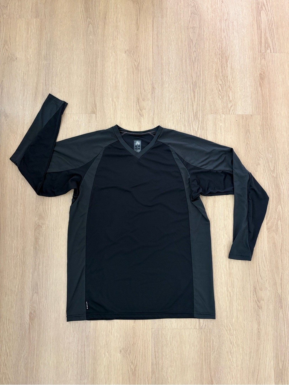 Nike ACG - V Neck - Black Long Sleeve Base Layer